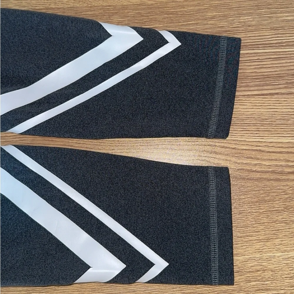Tory‎ Burch Weightless Chevron Dark Gray Leggings Size Small